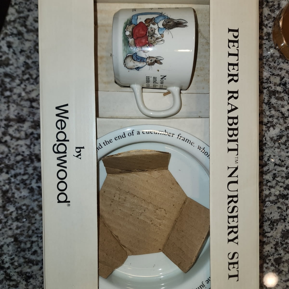 Wedgwood Peter Rabbit Nursery Set - Picture 2 of 11